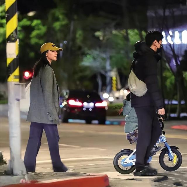 又被他俩秀到！赵又廷高圆圆路边搂肩吻 结婚十年依旧甜蜜！
