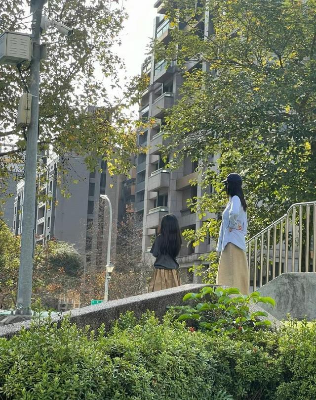 又被他俩秀到！赵又廷高圆圆路边搂肩吻 结婚十年依旧甜蜜！