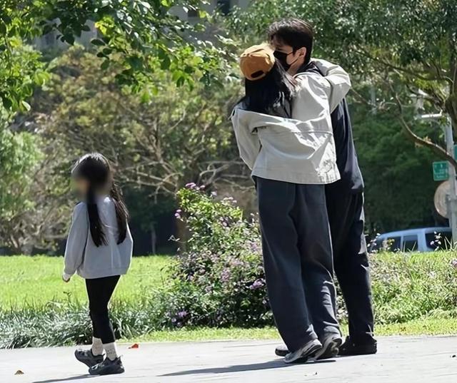 又被他俩秀到！赵又廷高圆圆路边搂肩吻 结婚十年依旧甜蜜！