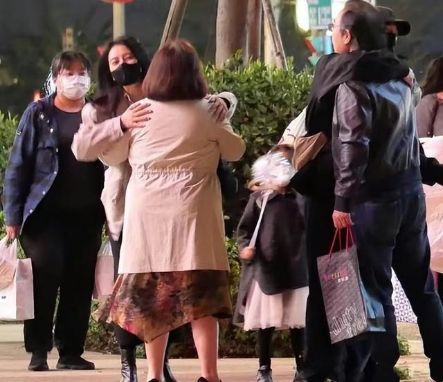 又被他俩秀到！赵又廷高圆圆路边搂肩吻 结婚十年依旧甜蜜！