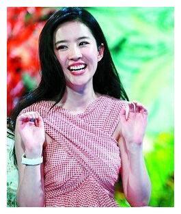 女星好不好看，咧嘴一笑就知道了，郑爽真的好可爱啊！