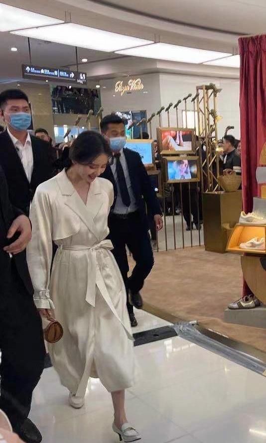 刘诗诗现身露小蛮腰（34岁刘诗诗罕曝生图）(2)