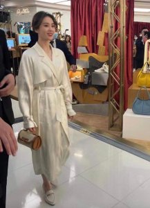 ​刘诗诗现身露小蛮腰（34岁刘诗诗罕曝生图）