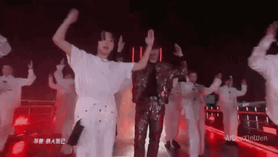 ​人间好老板！张艺兴演唱会将C位让给旗下练习生