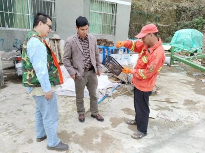 ​鼬獾进村觅食被捕 俄扎乡林业站解救放生