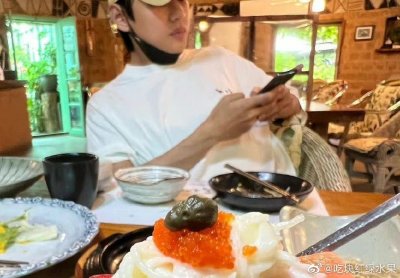 ​网曝疑似JENNIE金泰亨同框照 戴帽子素颜低调吃饭